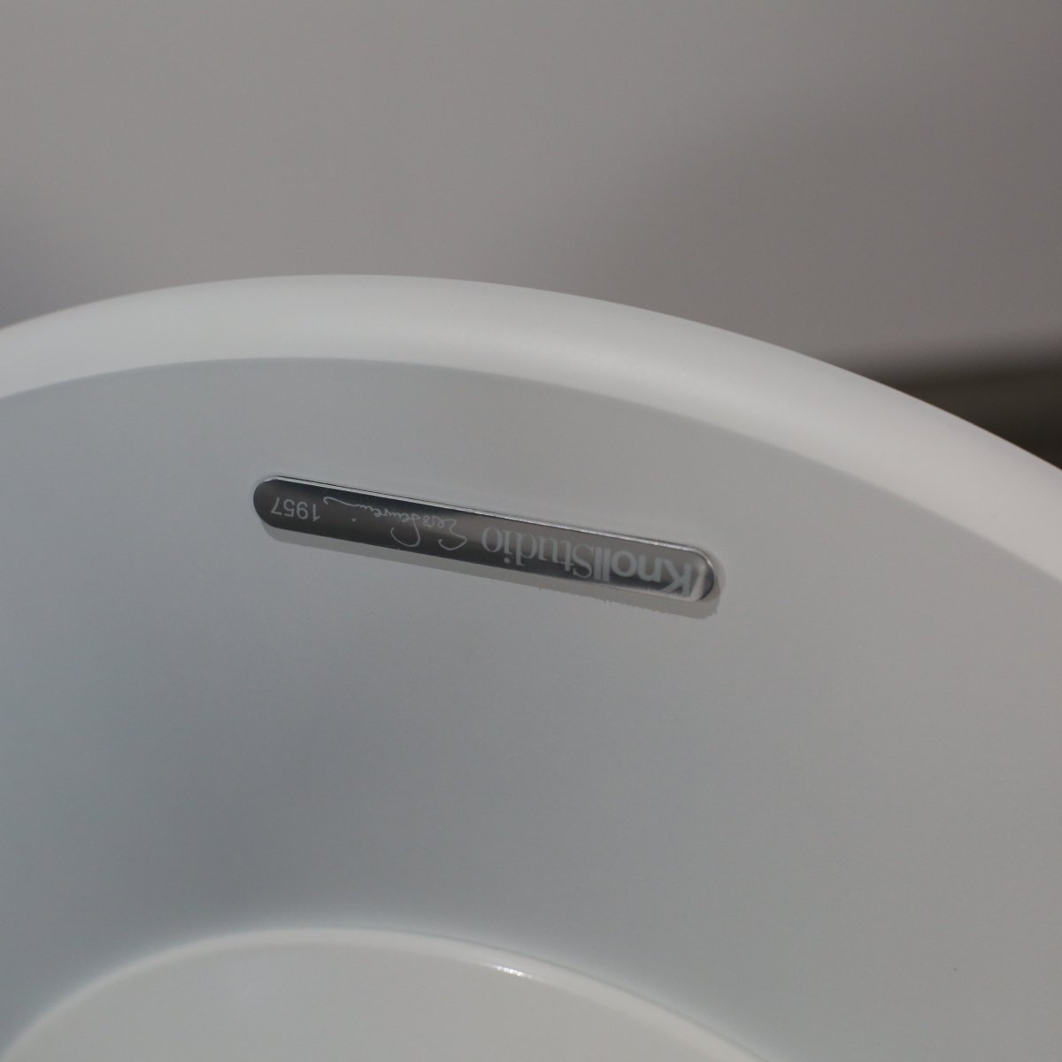 Knoll Saarinen Tulip Dining Table @ REHAUS