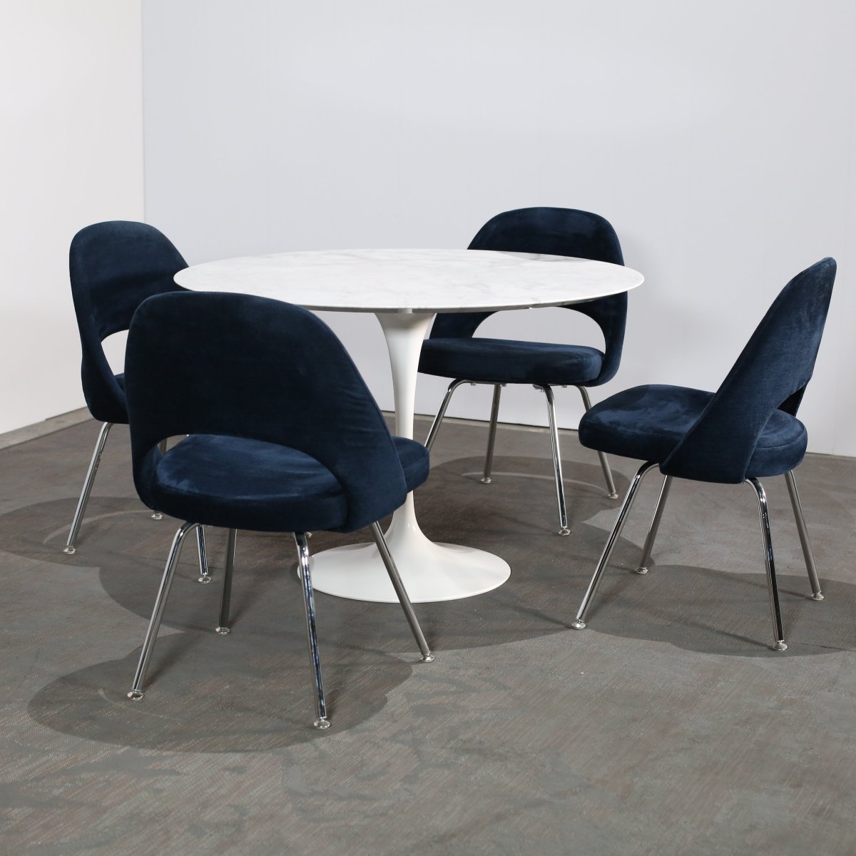 Knoll Saarinen Tulip Dining Table @ REHAUS