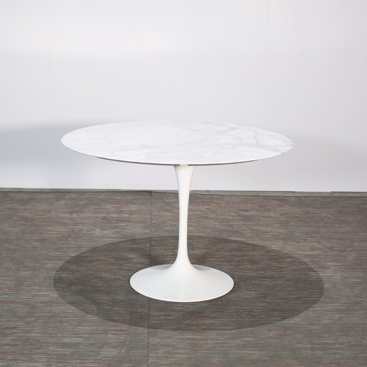 Knoll Saarinen Tulip Dining Table @ REHAUS