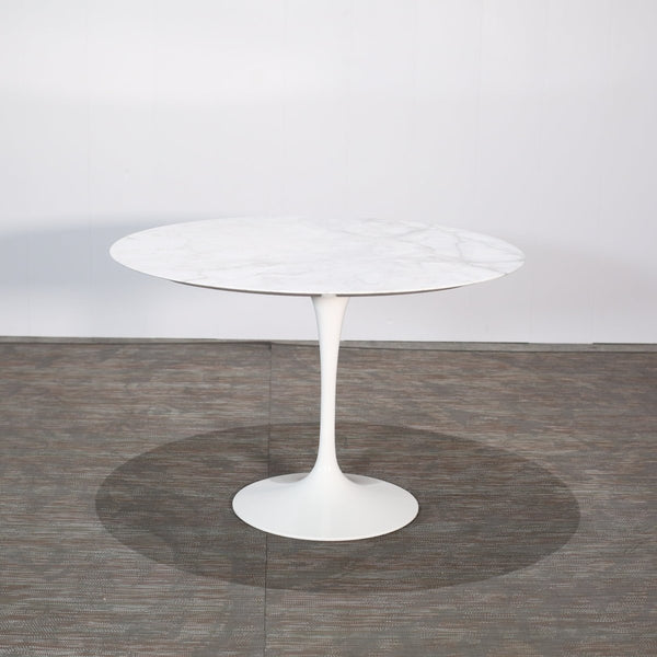 Knoll Saarinen Tulip Dining Table @ REHAUS