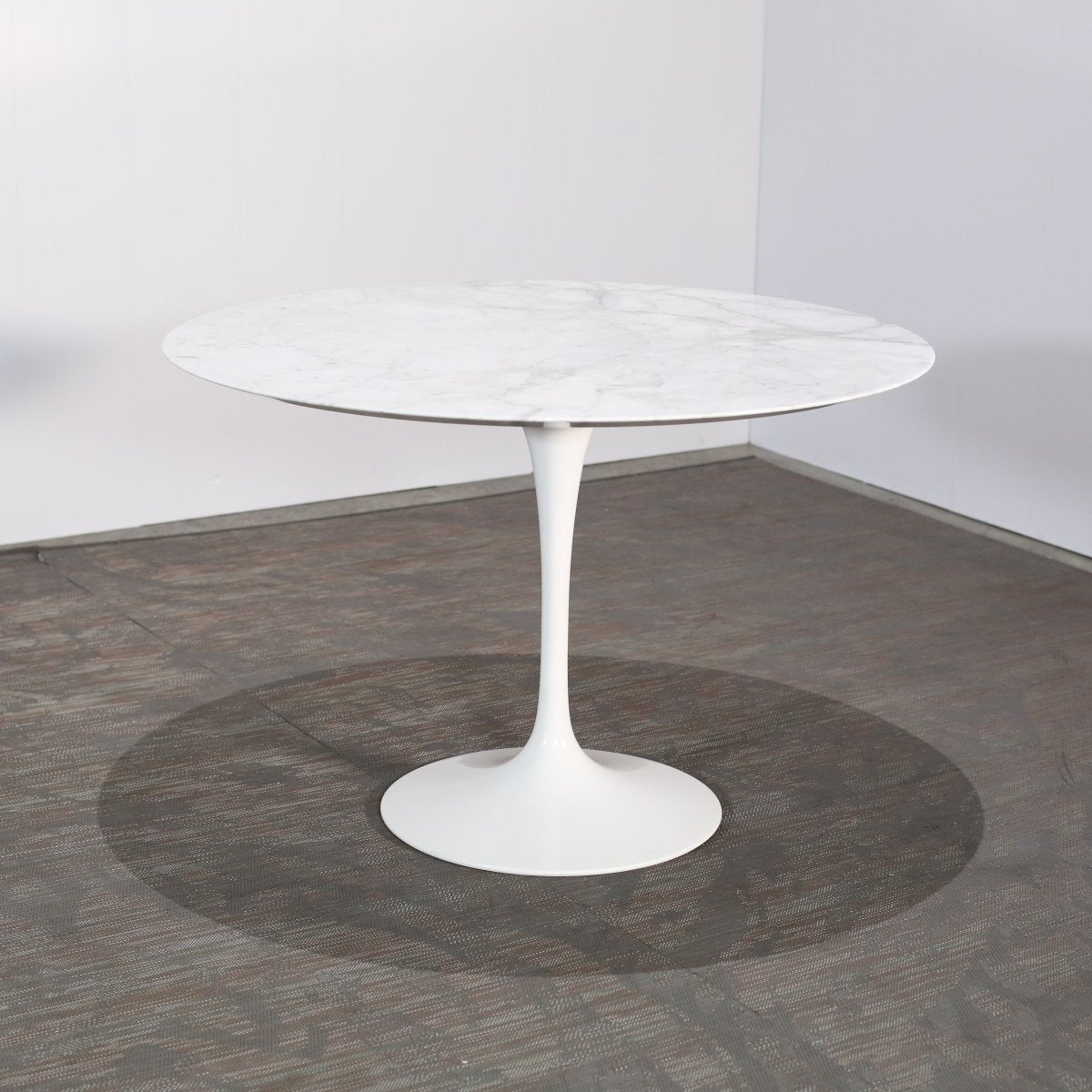 Knoll Saarinen Tulip Dining Table @ REHAUS