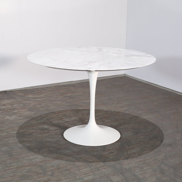 Knoll Saarinen Tulip Dining Table @ REHAUS
