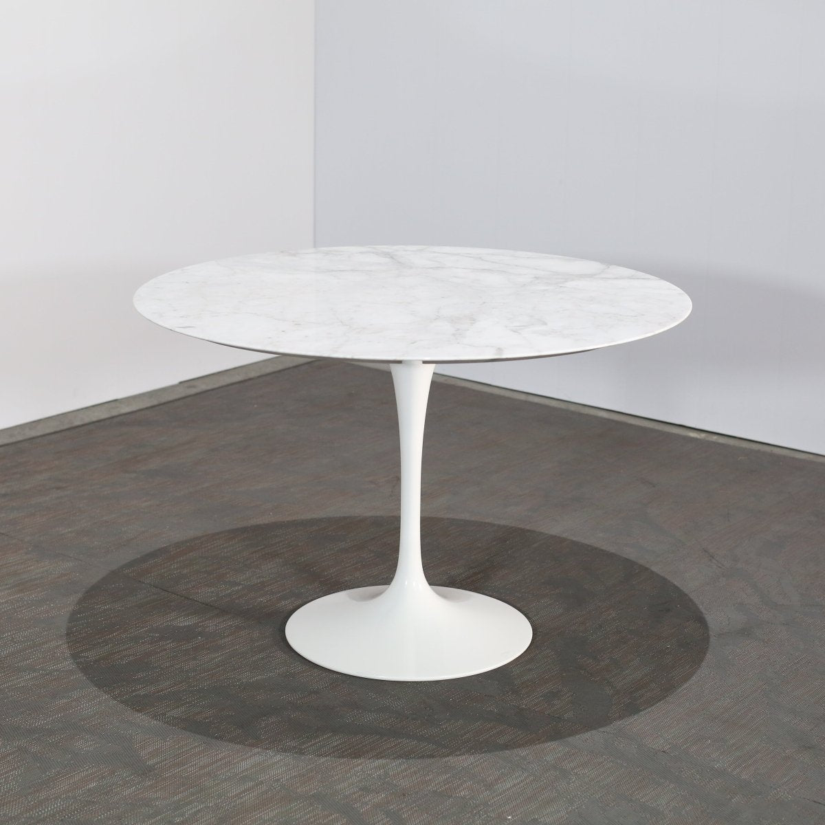 Knoll Saarinen Tulip Dining Table @ REHAUS