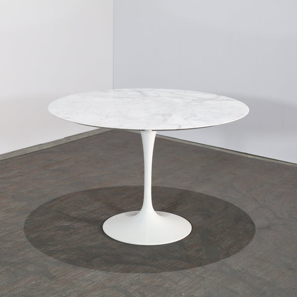 Knoll Saarinen Tulip Dining Table @ REHAUS