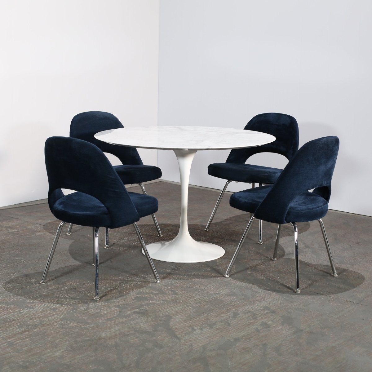 Knoll Saarinen Tulip Dining Table @ REHAUS