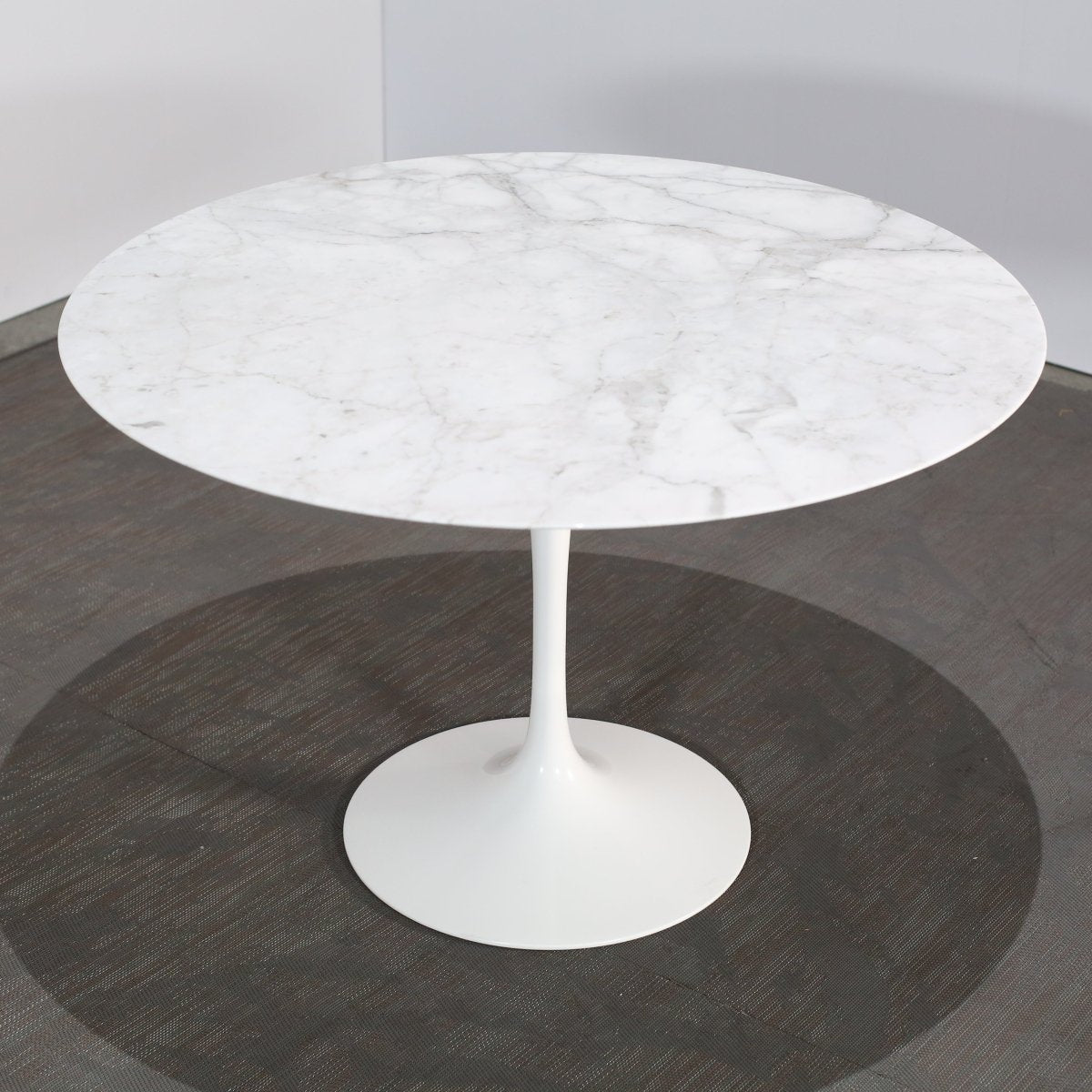 Knoll Saarinen Tulip Dining Table @ REHAUS