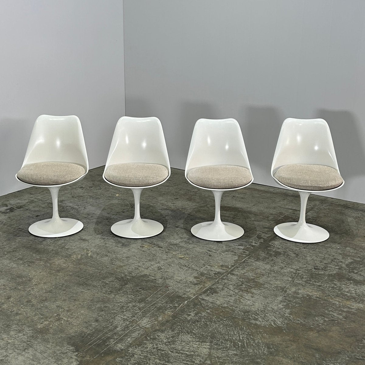 Knoll Tulip Chairs by Eero Saarinen, Set of Four @ REHAUS