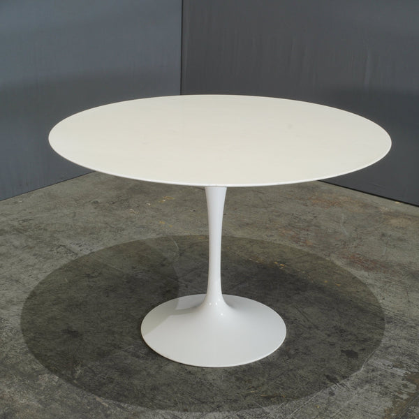 Knoll White Dining Table by Eero Saarinen @ REHAUS