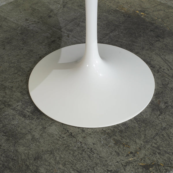 Knoll White Dining Table by Eero Saarinen @ REHAUS