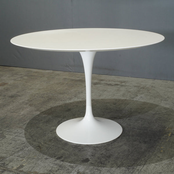 Knoll White Dining Table by Eero Saarinen @ REHAUS