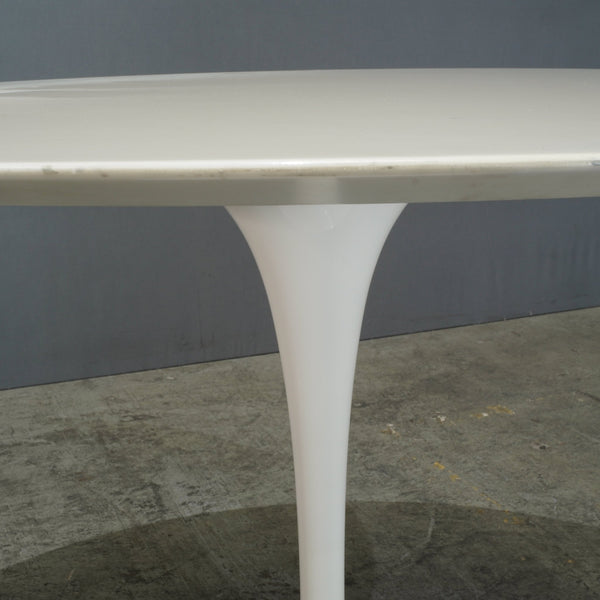 Knoll White Dining Table by Eero Saarinen @ REHAUS