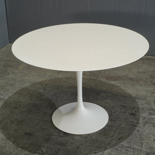 Knoll White Dining Table by Eero Saarinen @ REHAUS