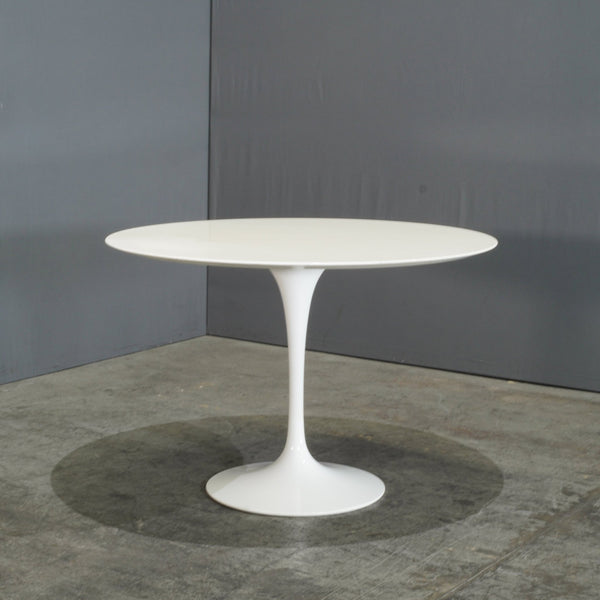 Knoll White Dining Table by Eero Saarinen @ REHAUS