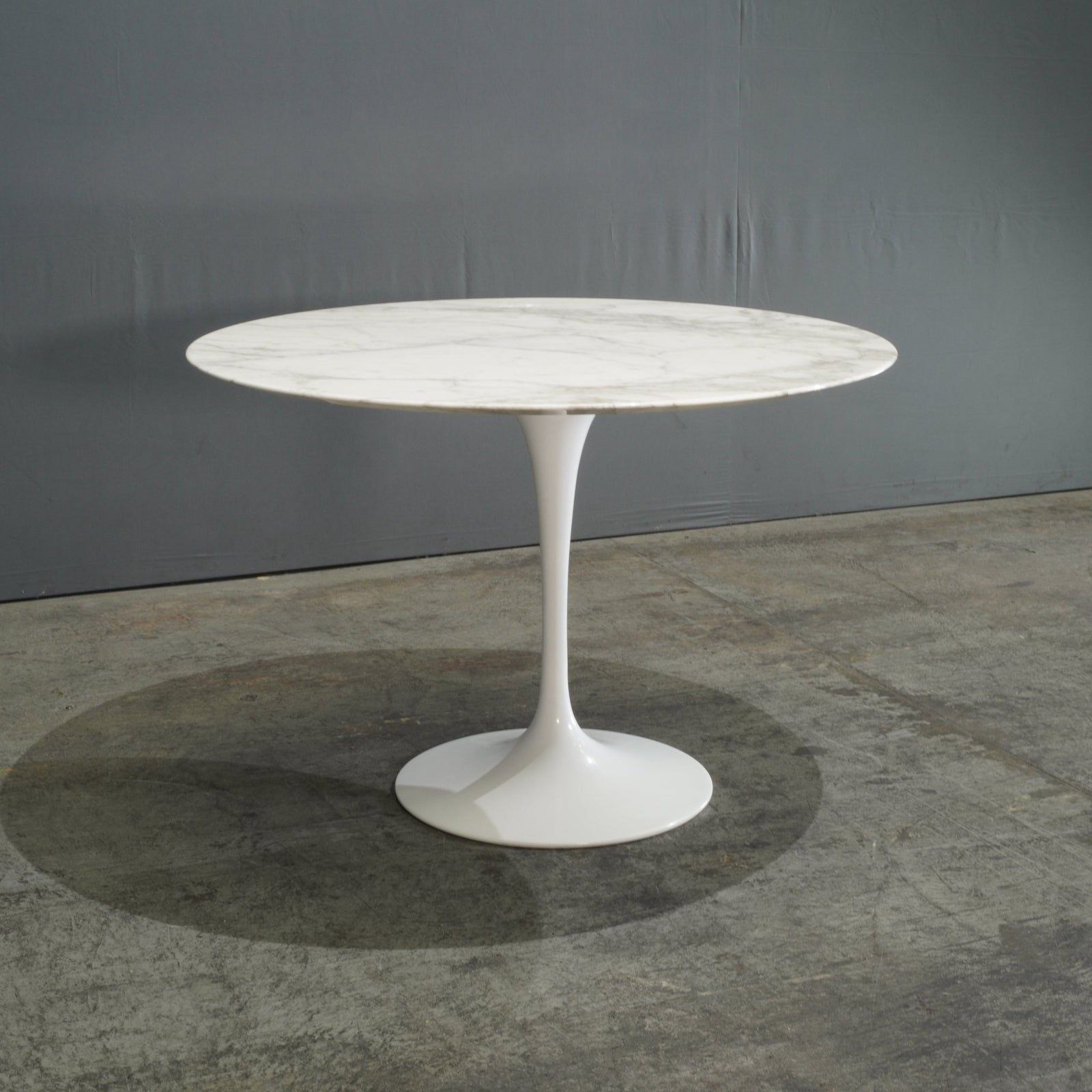 Knoll White Marble Tulip Table by Eero Saarinen @ REHAUS