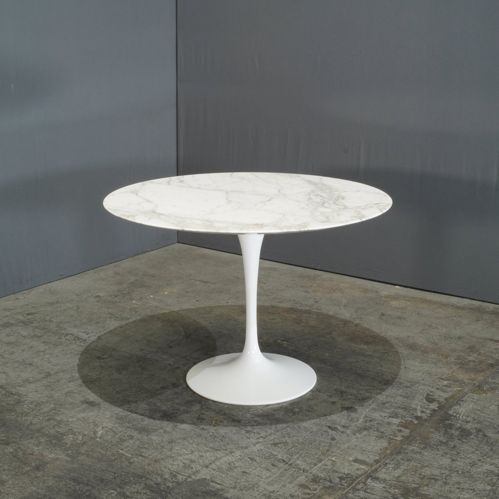 Knoll White Marble Tulip Table by Eero Saarinen @ REHAUS