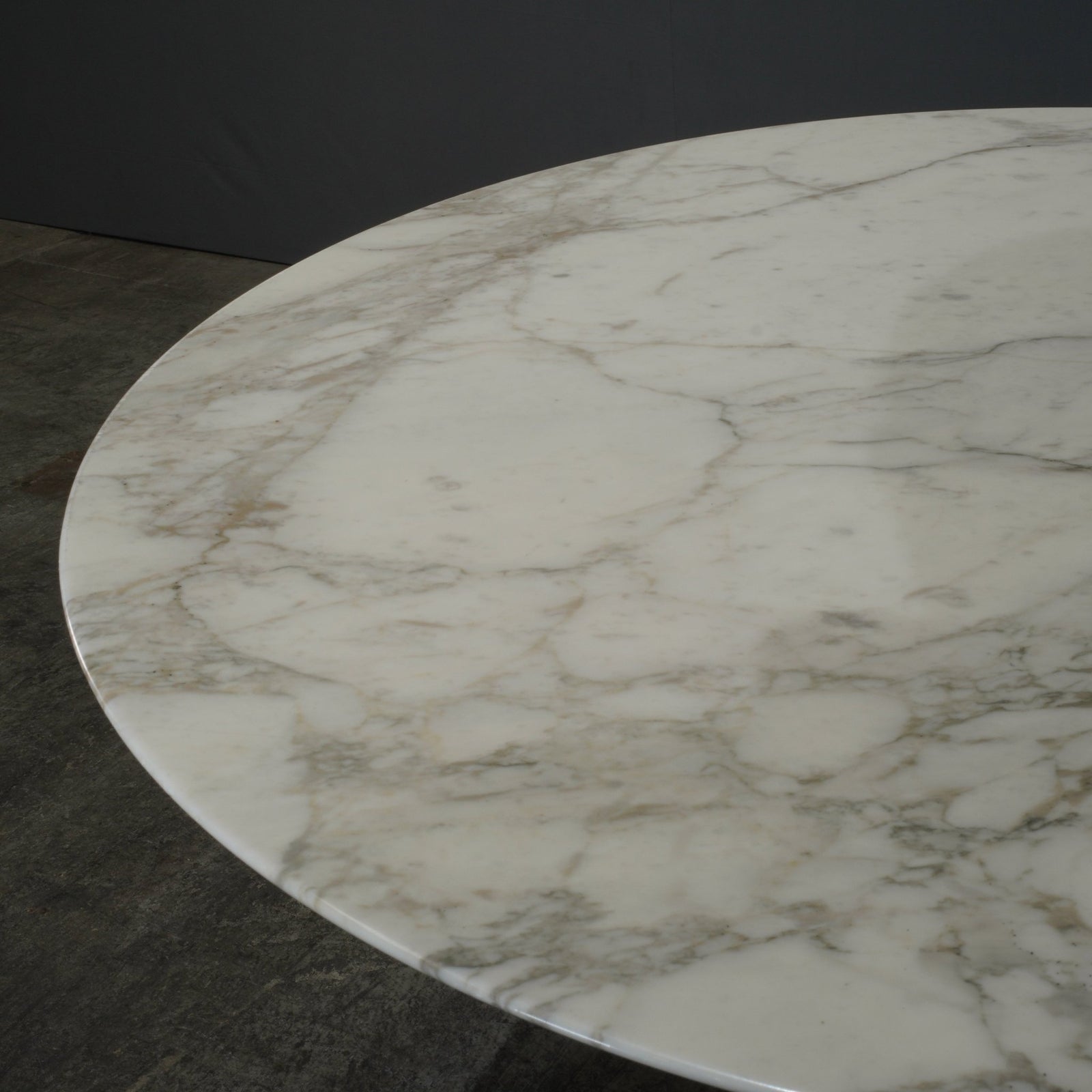 Knoll White Marble Tulip Table by Eero Saarinen @ REHAUS