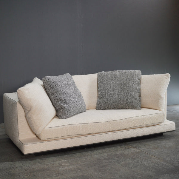 Maxalto 3 Seater Cream Boucle Aurae Sofa by Antonio Citterio @ REHAUS