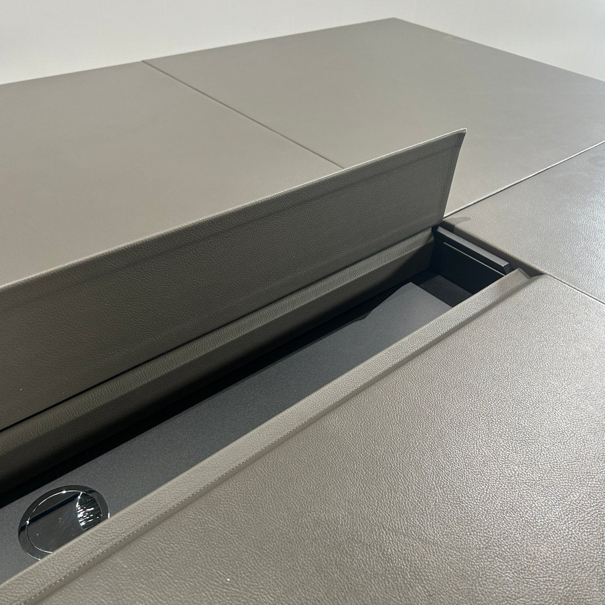 Poltrona Frau CEO Cube Meeting Table @ REHAUS