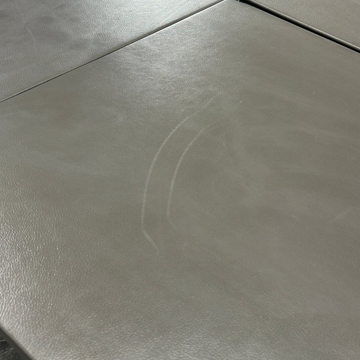 Poltrona Frau CEO Cube Meeting Table @ REHAUS