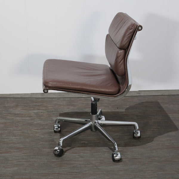 Vitra Soft Pad EA208 Chair by Charles & Ray Eames @ REHAUS