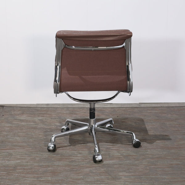 Vitra Soft Pad EA208 Chair by Charles & Ray Eames @ REHAUS